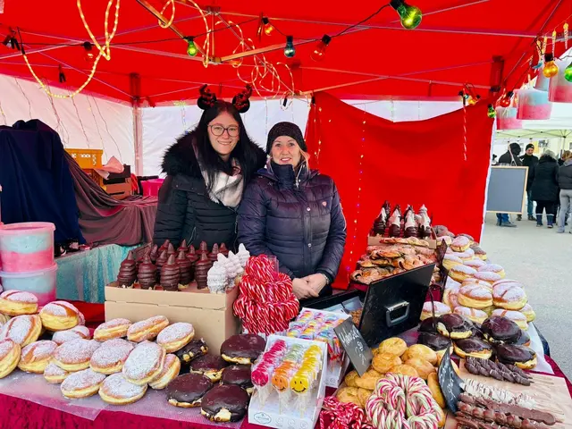Süße Leckereien, nicht nur, wenn man auf die Bedienung schaut, luden zum Verweilen in Eggenburg ein. | Foto: Markus Kahrer / Redaktionsleitung