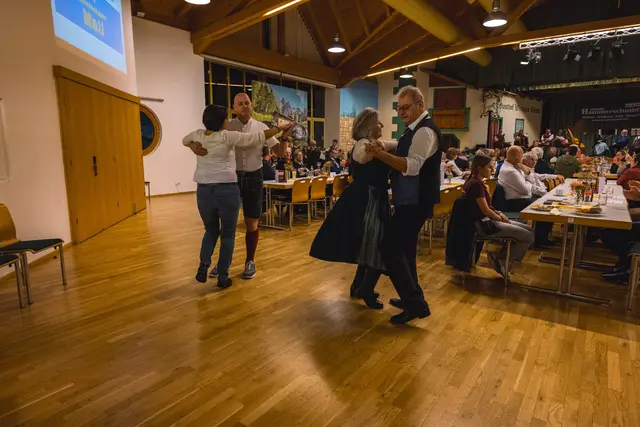 Einige Gäste schwangen zu den flotten Klängen auch das Tanzbein.  | Foto: Pernsteiner