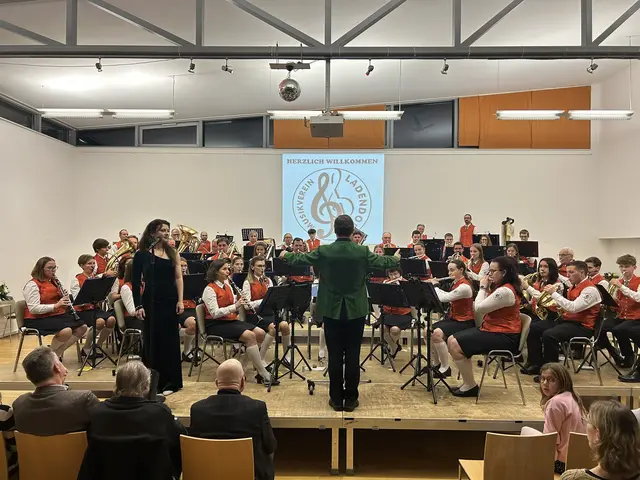 Orchester des MV Ladendorf gemeinsam mit Martha Matscheko. | Foto: Weißböck