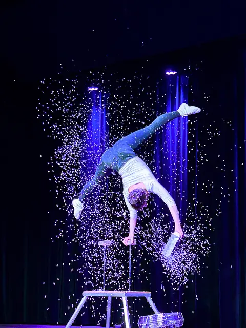 Handstandartistin Nadine Reckert im Sconarium. | Foto: WoW