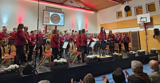 Unter der Leitung von Kapellmeisterin Daniela Putz gab die Musikkapelle Tiefgraben Hits von Falco, STS und Marianne Mendt zum Besten. | Foto: MK Tiefgraben