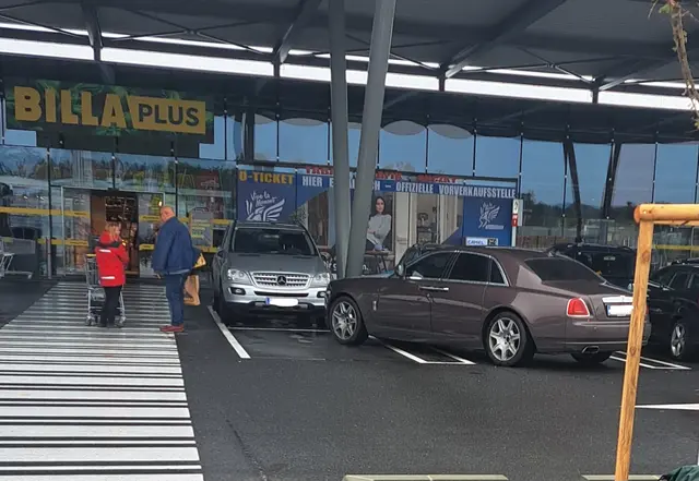 Ein Autofahrer am Billa Plus Parkplatz hat gleich zwei Stellflächen kurzerhand zu seiner eigenen Komfortzone erklärt und sein Auto quer über beide Plätze abgestellt. | Foto: Aimée Simek 