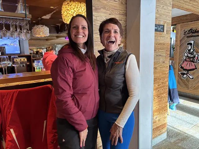 Zwei die sich verstehen: Renate Lechner mit der zweifachen Tiefschnee-Weltmeisterin Daniela Schuster. | Foto: Brigitte Gady