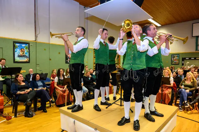 An beiden Konzerttagen füllte sich der Turnsaal der Volksschule Ried, wo das Orchester erstmals nicht auf der Bühne, sondern mitten im Publikum musizierte. | Foto: Alfred Krumphuber