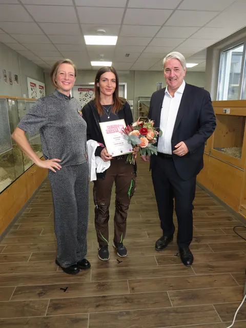 Moderatorin Mel Merio (li) und Bezirksvorsteher Ernst Nevrivy gratulieren Alexandra Löffler zur Heldin der Donaustadt.