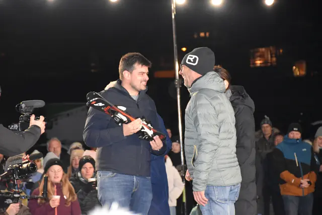 Maximilian Schultz erhielt ein Paar Ski für den Nachwuchs.  | Foto: Haun