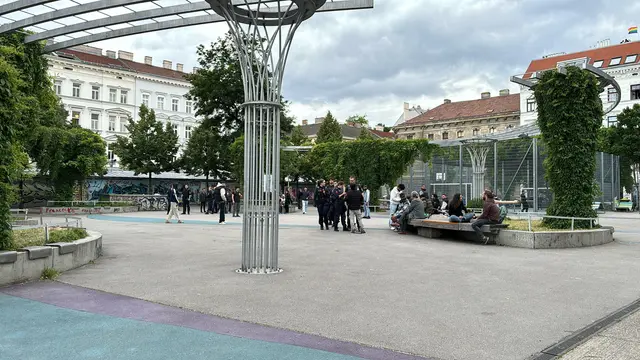 Das Waffenverbot am Yppenplatz wird von der Polizei kontrolliert. | Foto: Ronja Reidinger/MeinBezirk