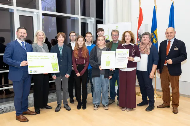 Nationalrat Friedrich Ofenauer, Jurymitglied Fiona Taylor („Garden Organic“), Gärtnerei-Leiter Franz Wanas, Direktorin Jeanette Stadt und Bereichsleiterin Birgit Ponier-Baum vom Sozialpädagogischen Betreuungszentrum Hollabrunn sowie Präsident der „European Garden Association“ Wolfgang Sobotka mit den Lehrlingen Maximilian, Tobias, Leon, Andre, Michelle und Felicita | Foto: Patrick Salfinger Fotografie