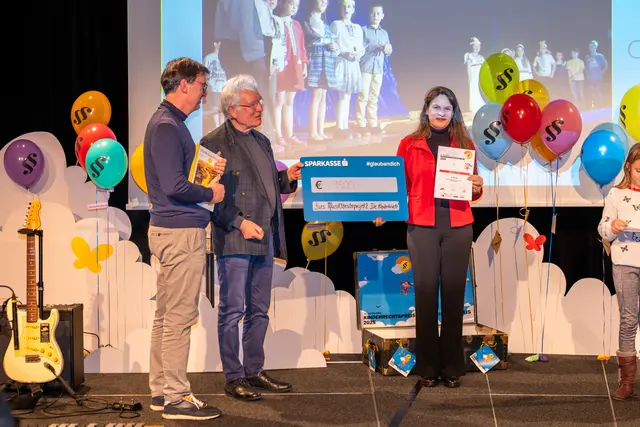 Gerhard Hofbauer erhielt in der Kategorie Einzelpersonen mit seinem Projekt „Die Kinderbrücke“, ein Musiktheater, das Kinder mit und ohne Fluchterfahrung zusammenbringt und die Themen Frieden, Sicherheit und Zusammenhalt bearbeiten, den 1. Platz. | Foto: Bengt Baier
