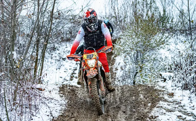 Halb im Schlamm, halb auf Schnee: Hirschmugl fuhr den Sieg in der Gesamtwertung routiniert nach Hause. | Foto: Mario Hirschmugl