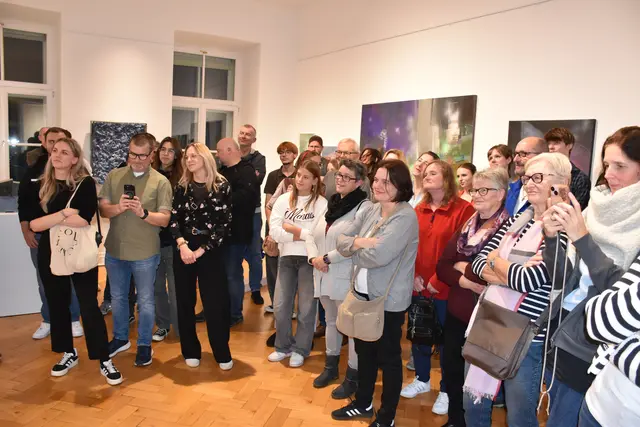 Konzentriertes Publikum: Zahlreich erschienene Besucher verfolgten gespannt die Führung durch die Ausstellung. | Foto: Alexandra Goll