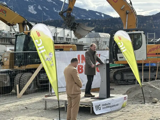 Bürgermeister Johannes Anzengruber beim "windigen" Spatenstich. | Foto: MeinBezirk