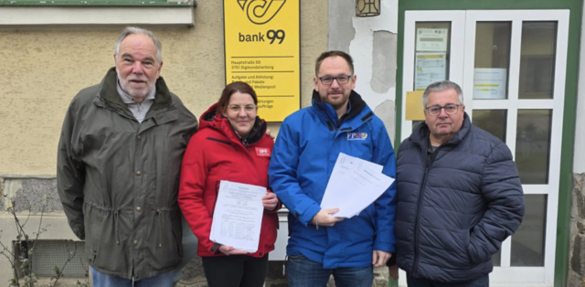Gemeinderat Raidl, geschäftsführender Gemeinderat Thomas Wanitschek (beide FPÖ), geschäftsführende Gemeinderätin Michaela Schmöger und Gemeinderat Gerhard Zauner (beide SPÖ) posieren mit den Unterschriften. | Foto: FPÖ Sigmundsherberg