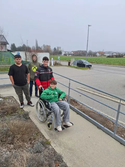 Auch das Schieben eines Rollstuhles sieht leichter aus, als es ist - vor allem wenn es bergauf geht oder Hindernissen überwunden werden sollen. | Foto: Caritas Recycling Vitis