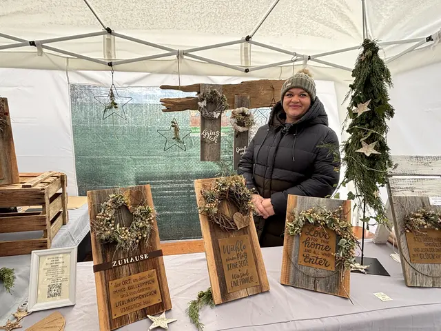 Steffi Schranzhofer von S-Line Charakterstück präsentierte ihre Holztafeln mit Sprüchen. | Foto: Kendlbacher