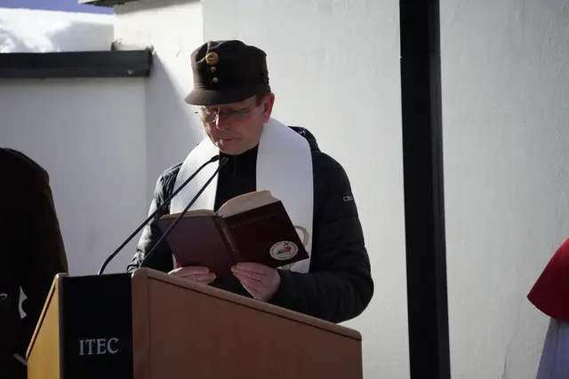 Feuerwehrkurat Paul Kneussl würdigt die Arbeit der Feuerwehr Axams.  | Foto: AMG