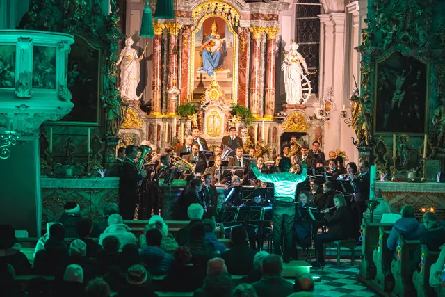 Die MK Mieders unterhielt mit einem abwechslungsreichen Programm. Die Stücke wurden von einem Farbenspiel begleitet. | Foto: Pernsteiner