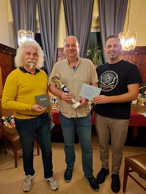 Sieger Günther Ressler mit Christian Rasner (r.) und Werner Krammel (l.). | Foto: FPÖ Natschbach