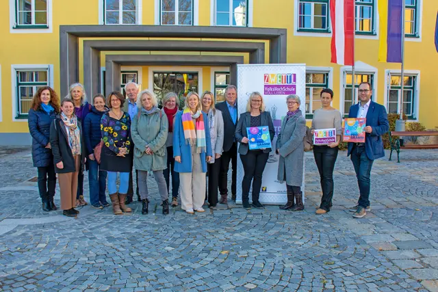 VHS-Leiter Franz Fischer (5. v.r.) und Mitarbeiterin Monika Führer (2. v. r.) luden Referenten ein, um auf das abgelaufene Kursjahr zu blicken, mit im Bild: Bildungsstadträtin Petra Hofbauer (4. v.r.) und Bildungsgemeinderat Erhard Anderl (r.) sowie Eva Mayer, Melanie Pazour, Susanna Berger-Freund, Elisabeth Will, Cornelia Führer, Franz Ettmayer, Gaby Sipöcz, Petra Sekyra, Isabella Schaubensteiner, Manuela Krammer und Kornelia Bähre (v. l.). | Foto: Stadtgemeinde Zwettl