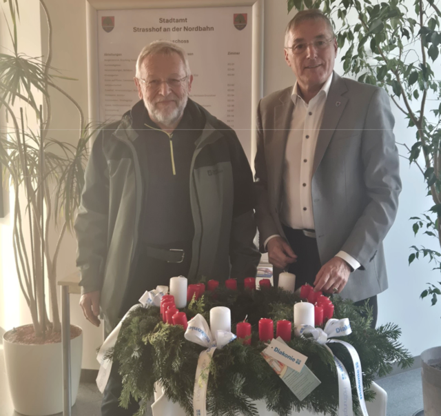 Die evangelische Pfarre Strasshof übergab erneut ihren besonderen Adventkranz an das Stadtamt – eine lange gewachsene Tradition, die an die Ursprünge des Adventbrauchs erinnert. | Foto: Strasshof