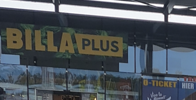 Ein Auto stand quer über zwei Parkplätze am Billa Plus. | Foto: Aimée Simek