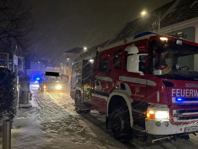 Ein Linienbus blieb ob des Neuschnees hängen. | Foto: FF Klosterneuburg
