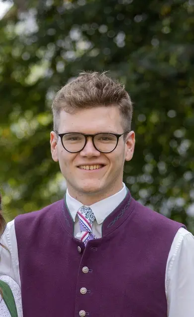Maximilian Aigner (im Bild) von der Salzburger Volkspartei aus Unternberg wird neuer Landesrat. Er folgt auf den verstorbenen Landesrat Josef Schwaiger. Dieses Foto von Aigner wurde im Rahmen der 74. Generalversammlung der Landjugend Salzburg am 13. September 2025 aufgenommen. | Foto: Wildbild, Doris Wild