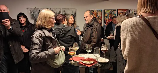 Viele Besucher bei der Vernissage. | Foto: Bogner