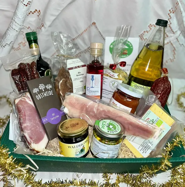 Der Geschenkkorb vom Bauernmarkt ist mehr als ein Präsent: Er zeigt Wertschätzung, erzählt eine regionale Geschichte und unterstützt jene, die tagtäglich hochwertige Lebensmittel erzeugen. | Foto: BBK Kirchdorf-Steyr