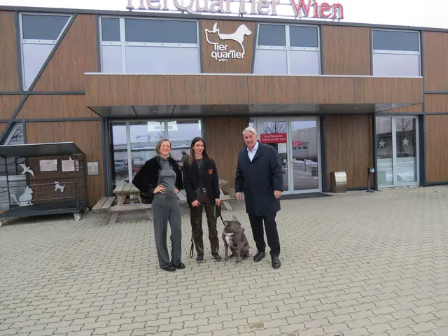 Die Hundedame Laila wird von Heldin Alexandra Löffler (Mitte), Moderatorin Mel Merio und Bezirksvorsteher Ernst Nevrivy umrundet. | Foto: Sabine Krammer