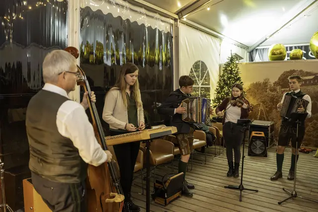 Auch auf dem Brucker Schloßberg wurde gefeiert, und zwar mit der Trippl Musi. | Foto: Paller