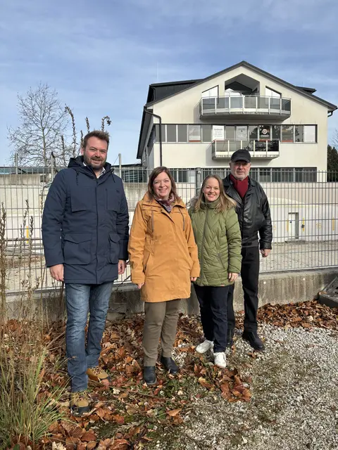 Bürgermeister Gerhard Gründl, Brigitte Klein (Managerin Seepark Kammer), Ulrike Kaniak (See-Apotheke) und Erich Kaniak, der Initiator des Gesundheitszentrums.  | Foto: Foocus.at