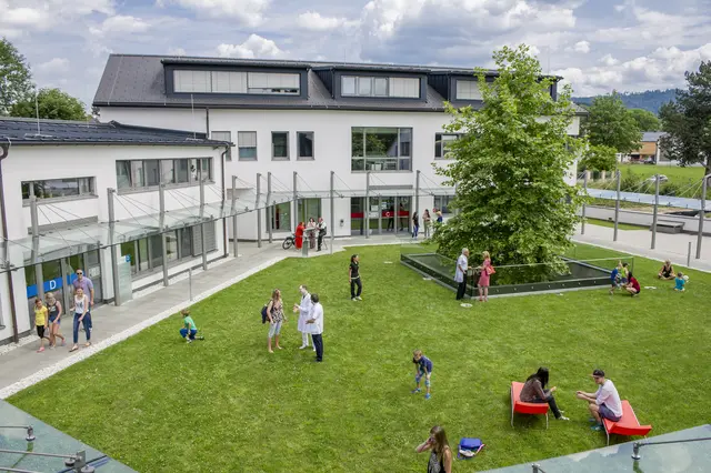 Der Seepark besteht aktuell aus vier Gebäuden, die einem Vierkanthof nachempfunden sind. Der Innenhof ist für Besucher frei zugänglich.
 | Foto: Karin Lohberger