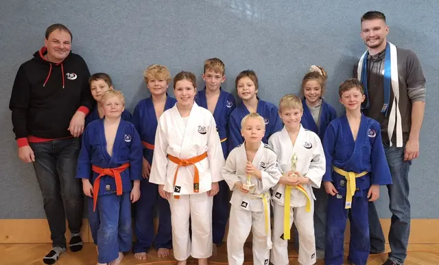 Von links: Gerhard Öhlinger, TeilnehmerInnen am Schlumpfturnier, Kilian Edlbauer. | Foto: Verein