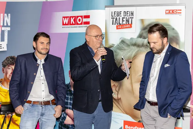 Bei der Eröffnung bat Christoph Wiesner (M.) Paul Wendl (Wendl Metall, l.) und Paul Kobinger (KOWE CNC, r.) vors Mikrofon. | Foto: Doms/Fotobox