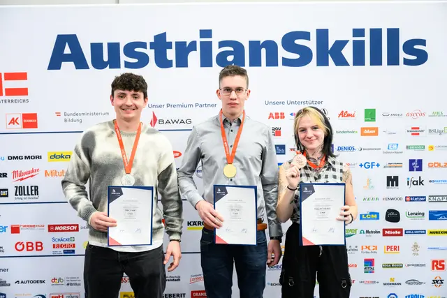 Glasbautechnik: Gold für Lukas Penz aus Langschlag (Bildmitte; beschäftigt bei: Glaserei Hohl, Liebenau). | Foto: SkillsAustria/Wieser/Slovencik