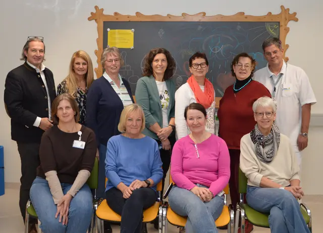 Vorstandsvorsitzender des Dachverbandes NÖ Selbsthilfe Ronald Söllner, stellv. Pflegedirektorin Doris Fidi, Selbsthilfe-Partnerin Barbara Tobolka-Mares, Martina Pauer von SHG Schwerhörige Waldviertel, Silvia Weiß vom Verein Hospiz Waldviertel Gmünd, kaufm. Standortleiterin Sonja Schindler, ambulante Stationsleiterin Tagesbehandlung Andrea Dietrich, Franziska Zulus von der Frauenselbsthilfe nach Krebs, Marianne Popp von der Tinnitus-SHG nördl. Waldviertel, Ulrike Gaugusch von der Frauenselbsthilfe nach Krebs und Psychotherapeut Roland Böhm (v.l.) | Foto: Landesklinikum Waidhofen/Thaya