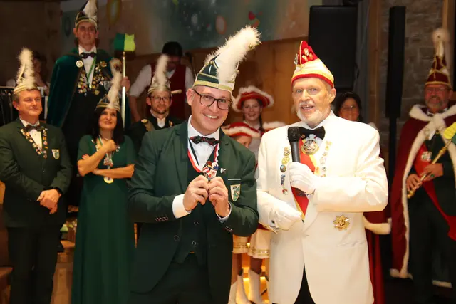 Clemens Fuchsberger freut sich über den Landesorden von Gerhard Ummenberger.