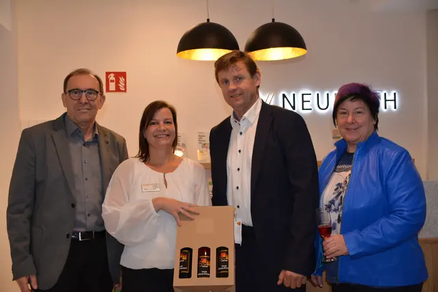 Bürgermeister Johann Heisz, Vizebürgermeister Niki Dominkovits und Christine Köppel mit Filialleitung Helene Rosenthaler-Dittel bei der Eröffnung des neuen Neuroth-Fachinstituts. | Foto: Rosenberger Victoria