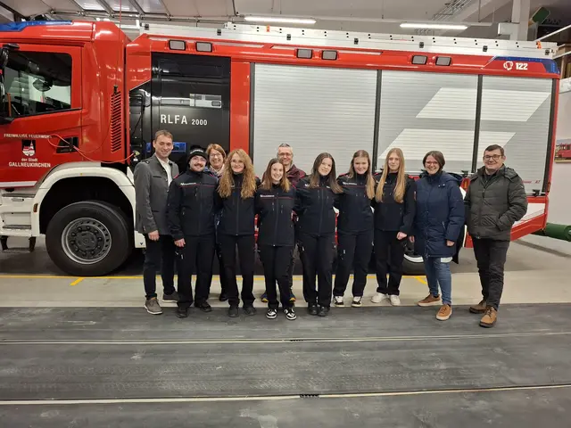 Von links: Kommandant Markus Plank, Sebastian Stroblmair, SPÖ-Frauenvorsitzende Christine Edhoffer, Leonie, Sabrina, Parteivorsitzender Martin Seidl, Sophie, Selina, Isabel, Vizebürgermeisterin Regina Penninger, Fraktionsvorsitzender Leopold Hackl-Lehner. | Foto: SPÖ Gallneukirchen