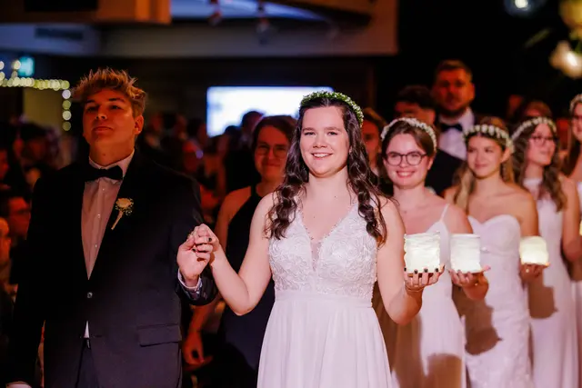 Bevor die Party richtig losging: Gänsehautmomente beim traditionellen Eintanzen – der offizielle Auftakt zum Ball der HLW und FW Hollabrunn! | Foto: Peter Buchgraber