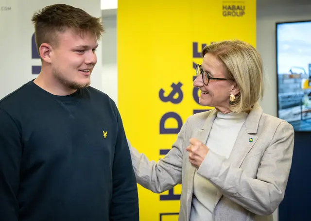 Landeshauptfrau Johanna Mikl-Leitner gratuliert Lukas Mieder aus Horn zu Gold im Betonbau-Teambewerb bei den EuroSkills 2025. | Foto: NLK Pfeffer
