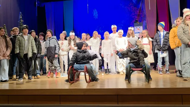 Die Köflacher Volksschülerinnen und -schüler traten bei ihrem Schulfest eine Reise durch die Jahreszeiten an. | Foto: Laschat