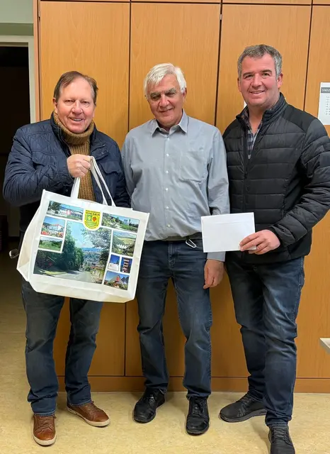 Bürgermeister Matthias Weghofer, Geburtstagskind Anton Kollerits und Vizebürgermeister Christoph Ramhofer. | Foto: Marktgemeinde Wiesen