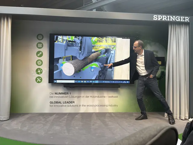 Manuel Seiß, kaufmännischer Leiter bei Springer, erklärte per Simulation vorab, wie die revolutionäre Sawbox funktioniert. | Foto: MeinBezirk/Katja Pagitz