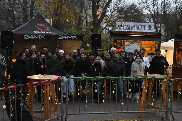 Gute Stimmung beim MKF-Punschstand in Schwechat. | Foto: Jessica Reisenauer