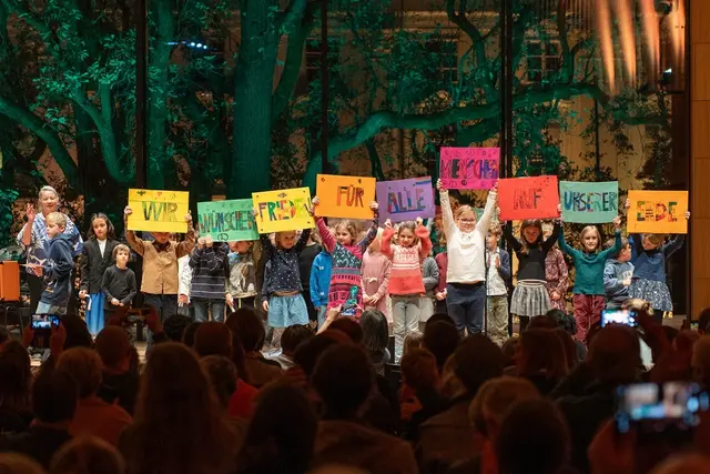 Kinder der Primaria von der Montessori Schule Innsbruck mit ihrem Wunsch nach 
Frieden  | Foto: Montessori Innsbruck