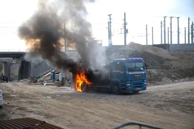 Auf einer Baustelle in Marchtrenk hatte ein Lkw zu brennen begonnen. | Foto: laumat.at