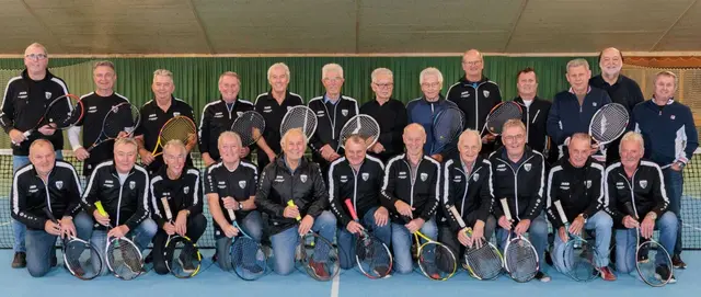 Ernst Friesenbichler (6. v. l.) mit seinen Tenniskollegen. | Foto: Sportunion Feldkirchen