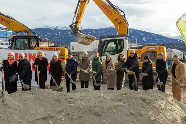 Bürgermeister Johannes Anzengruber (6. v. l.), IIG-Geschäftsführer Franz Danler (r.), Vizebürgermeisterin Elisabeth Mayr (l.), Stadträtin Janine Bex  (4. v. l.) und Mariella Lutz (6. v. r.), Sportamtsleiter Tassilo Berghamer (7. v. r.), weitere Mitglieder des Gemeinderates, ASKÖ-Präsident Heinz Öhler (5. v. l.) sowie die Architektinnen Eva López und Markus Malin von ma.lo ZT GmbH. | Foto: Freinhofer